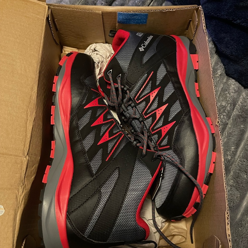 Columbia Men's Black and Red Athletic Shoes